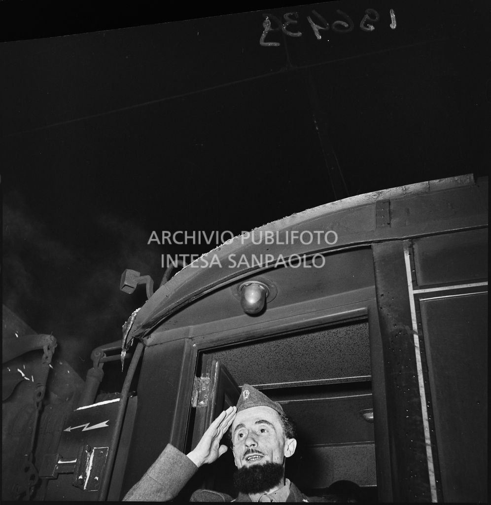 Padre Brevi scende dal treno che l'ha riportato in patria dopo la prigionia in Unione Sovietica<br>196439