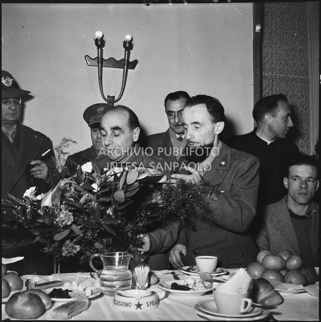 Festeggiamenti durante la prima colazione in patria di padre Brevi ed altri ex prigionieri italiani di ritorno dall'Unione Sovietica<br>196440