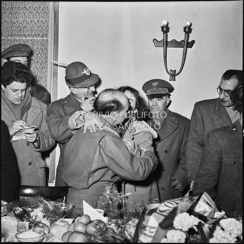 Festeggiamenti per il rientro in patria dall'Unione Sovietica di alcuni ex prigionieri italiani<br>196442