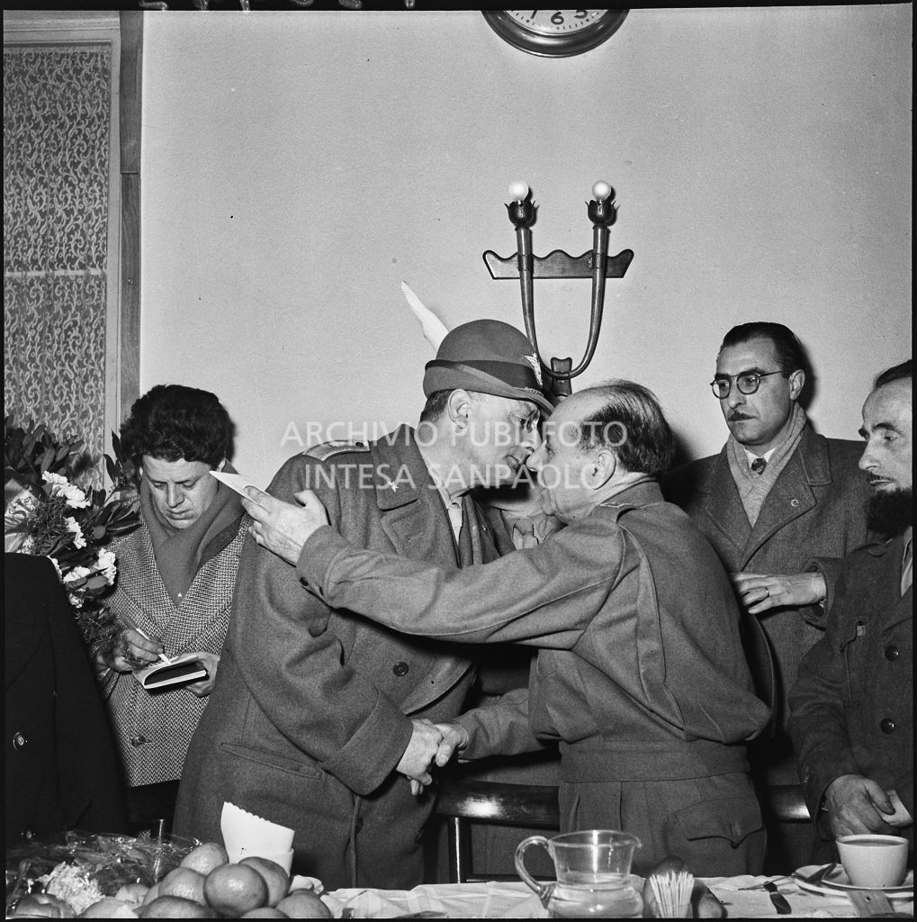 Festeggiamenti per il rientro in patria dall'Unione Sovietica di alcuni ex prigionieri italiani<br>196443