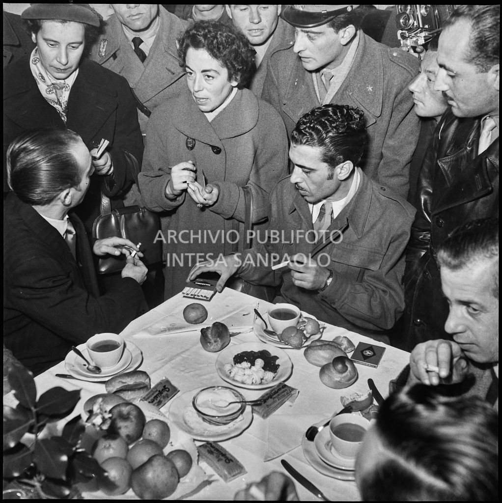 Festeggiamenti per il rientro in patria dall'Unione Sovietica di ex prigionieri italiani<br>196450