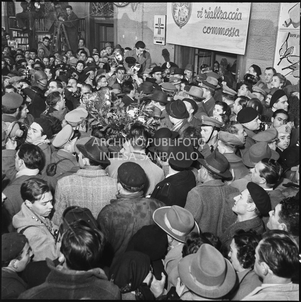 Folla accorsa ad una stazione ferroviaria per dare il benvenuto agli ex prigionieri italiani di rientro dall'Unione sovietica<br>196451