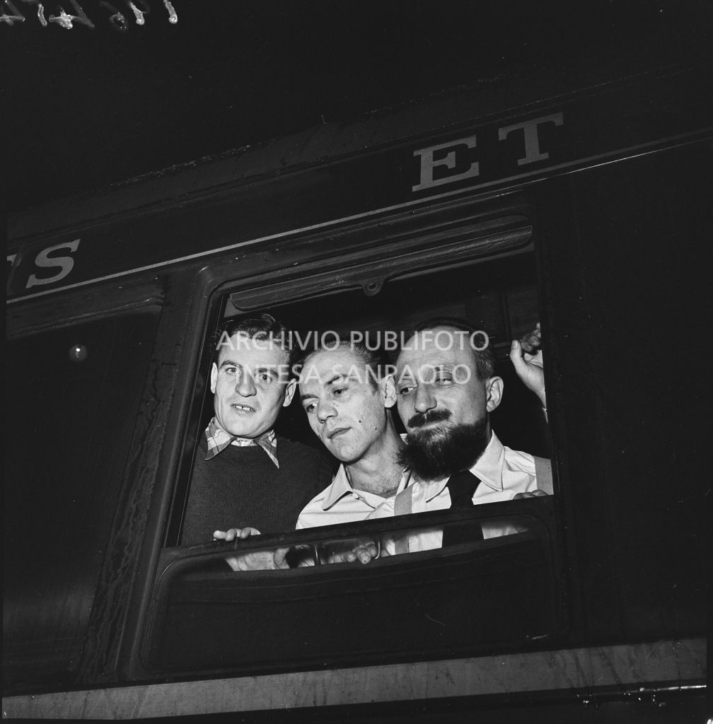 Francesco Guglielmoni ed altri due ex prigionieri italiani di rientro dall'Unione Sovietica affacciati al finestrino di un treno<br>196454