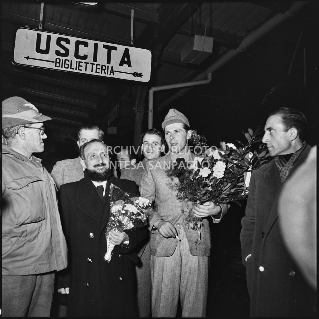 Ex prigionieri italiani di rientro dall'Unione sovietica accolti ad una stazione ferroviaria<br>196457
