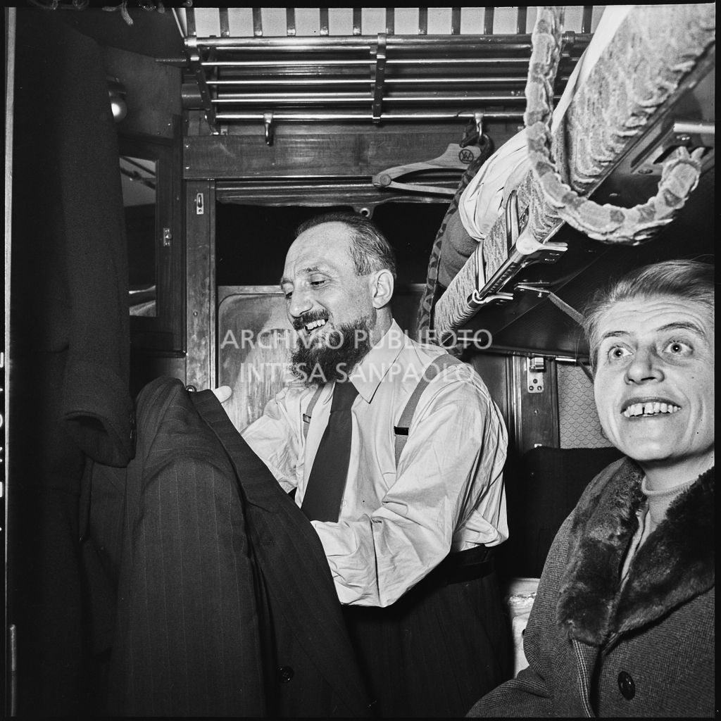 Ex prigioniero italiano di rientro dall'Unione Sovietica ed una donna su un vagone letto di un treno<br>196460