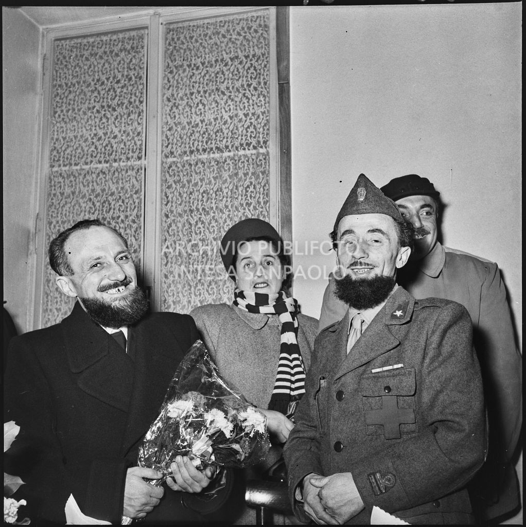 Padre Brevi con un altro ex prigioniero italiano in posa durante i festeggiamenti per il loro rientro dall'Unione Sovietica<br>196461