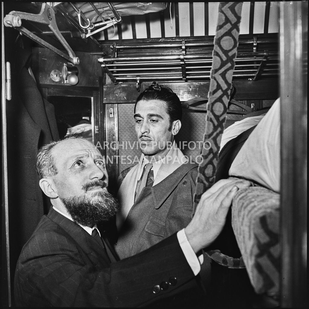 Ex prigionieri italiani di rientro dall'Unione Sovietica su un vagone letto di un treno<br>196465