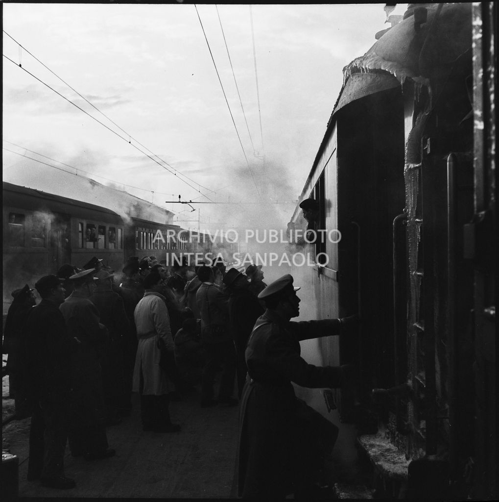 Folla sulla banchina di una stazione ferroviaria in attesa dell'arrivo di ex prigionieri italiani dall'Unione Sovietica<br>196470