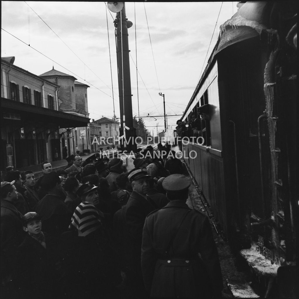 Folla sulla banchina di una stazione ferroviaria in attesa dell'arrivo di ex prigionieri italiani dall'Unione Sovietica<br>196471