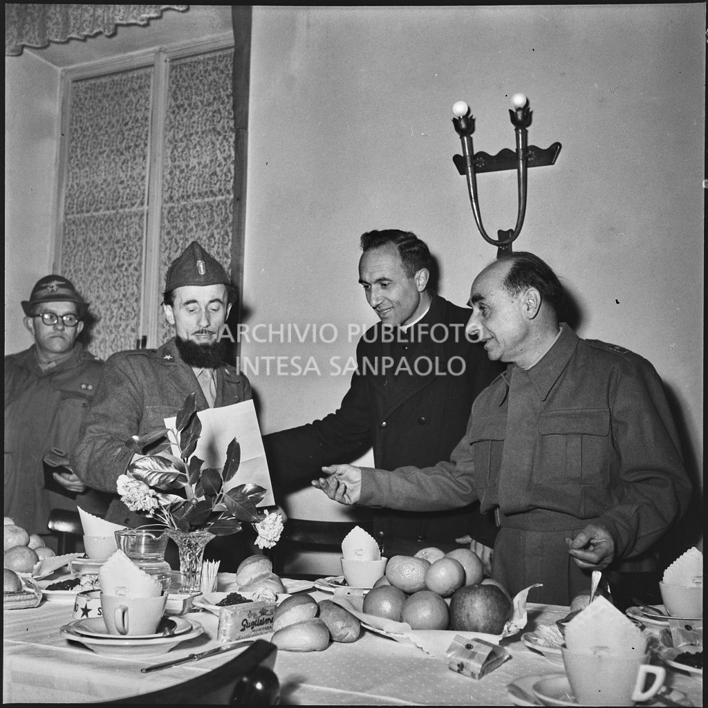 Festeggiamenti per il rientro dall'Unione Sovietica per alcuni ex prigionieri italiani tra cui padre Brevi<br>196472