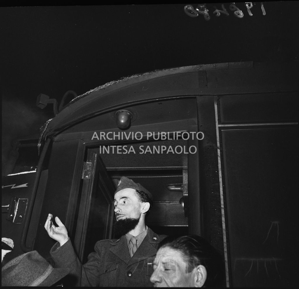 Padre Brevi di ritorno in patria dopo la prigionia in Unione Sovietica scende dal treno<br>196480