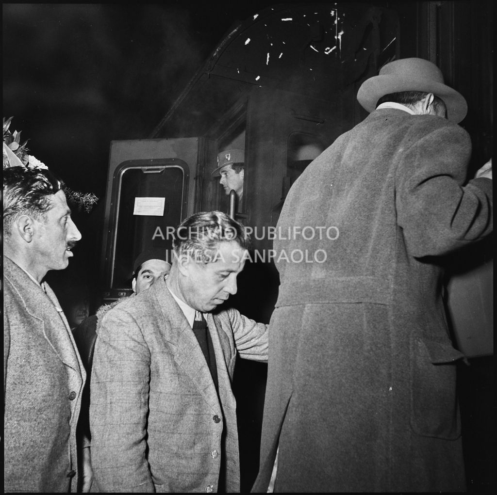 Ex prigionieri italiani di ritorno dall'Unione Sovietica salgono e scendono da un treno<br>196481