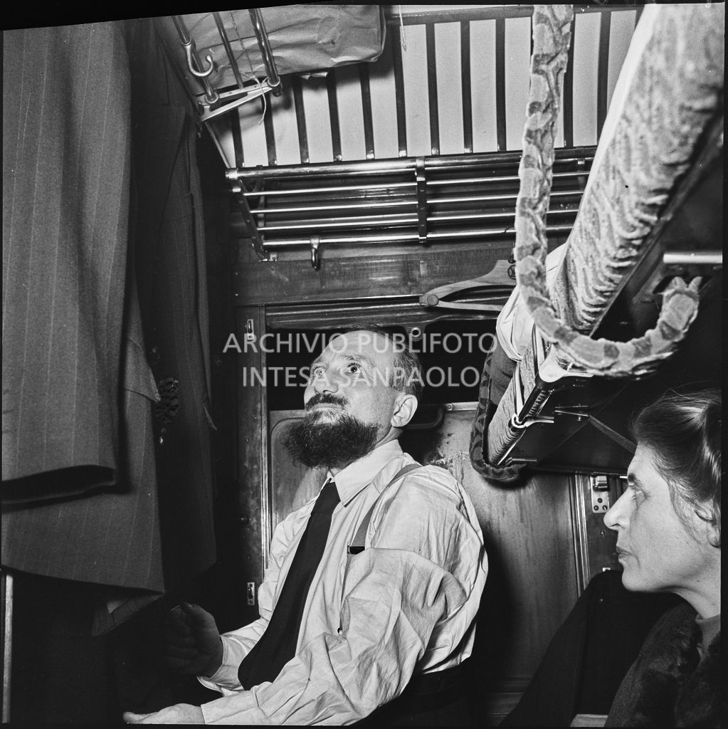 Ex prigioniero italiano di rientro dall'Unione Sovietica ed una donna su un vagone letto di un treno<br>196482