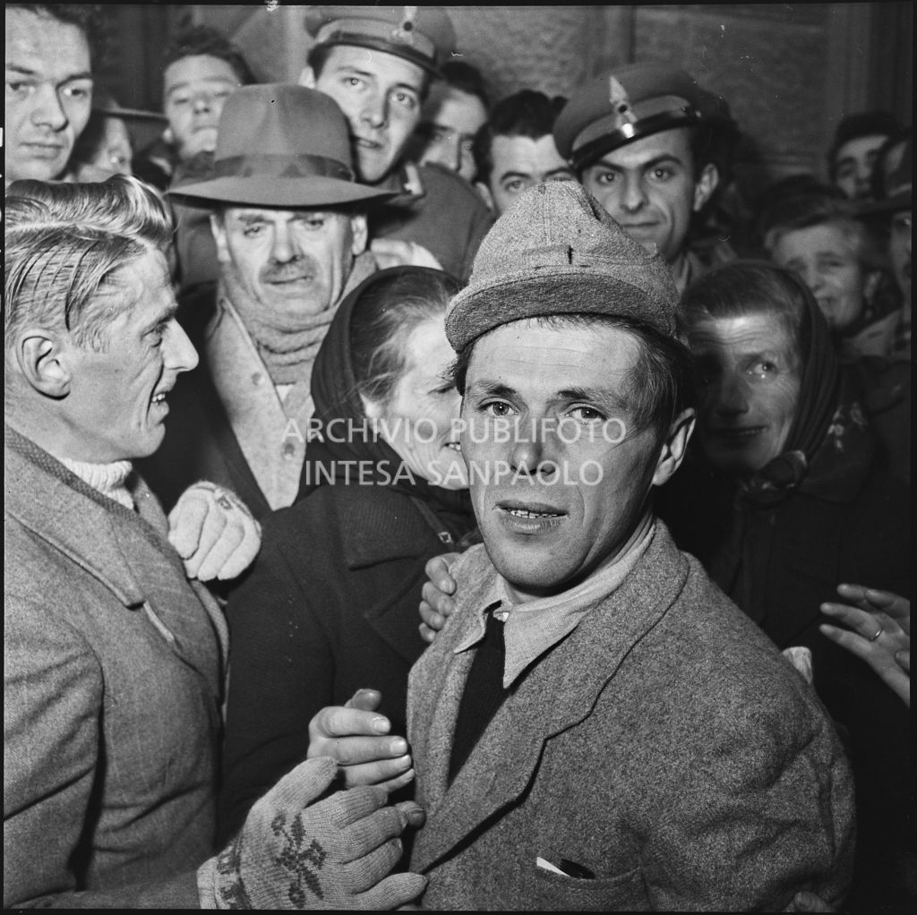 Ex prigioniero italiano tra la folla al rientro dall'Unione Sovietica<br>196484