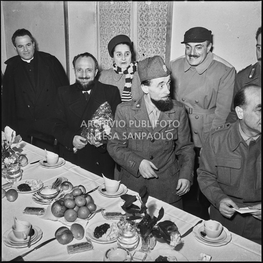 Padre Brevi e altri due ex prigionieri italiani di rientro dall'Unione Sovietica sono accolti per la prima colazione in patria<br>196499