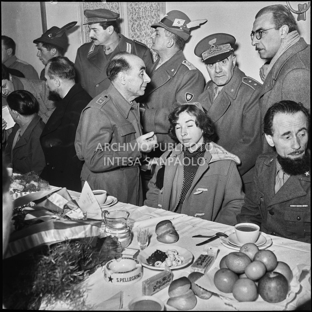 Padre Brevi ed altri ex prigionieri italiani di rientro dall'Unione Sovietica sono accolti per la prima colazione in patria<br>196501