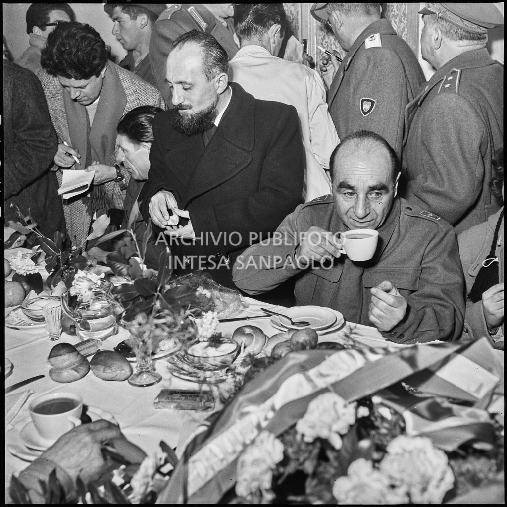 Alcuni ex prigionieri italiani di rientro dall'Unione Sovietica durante la prima colazione in patria<br>196502