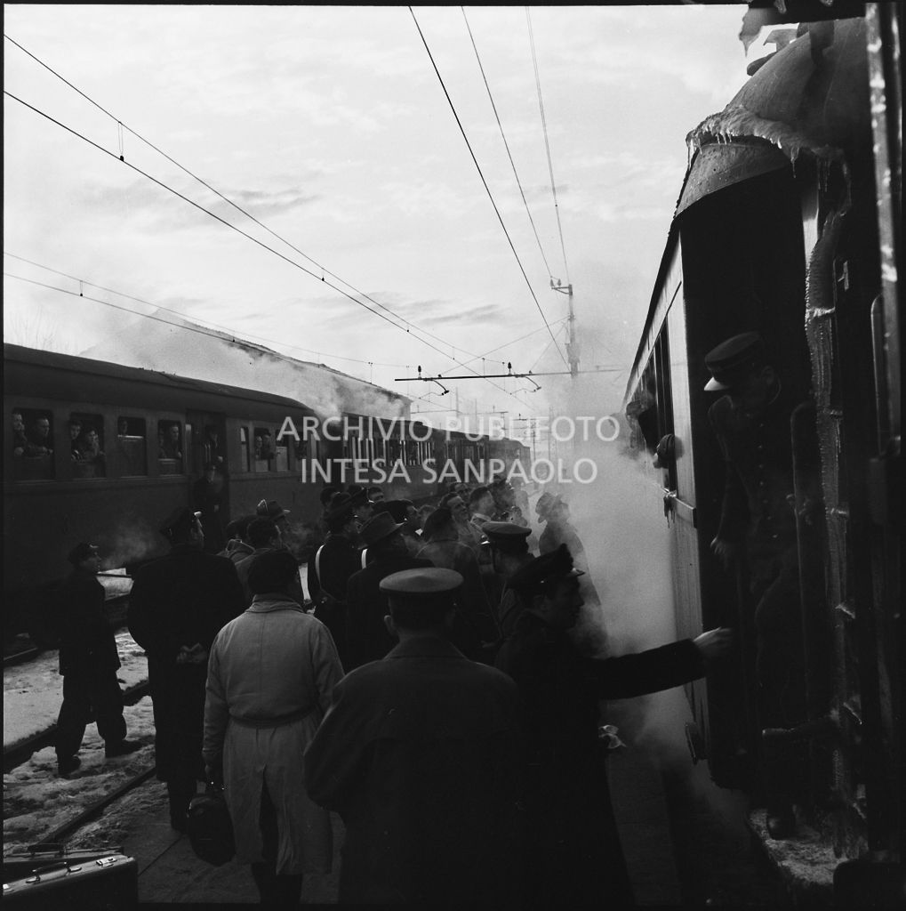 Folla sulla banchina di una stazione ferroviaria in attesa dell'arrivo di ex prigionieri italiani dall'Unione Sovietica<br>196506