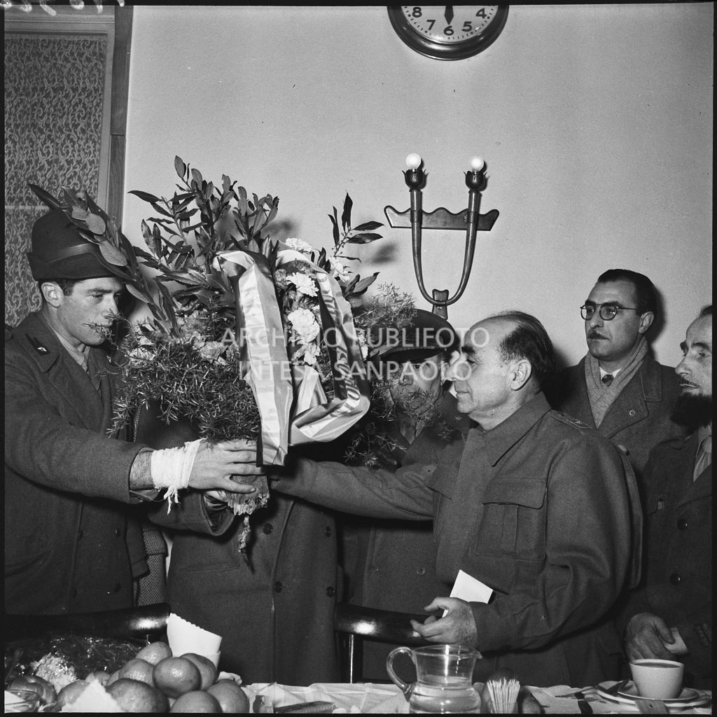 Consegna di un mazzo di fiori ad un ex prigioniero italiano durante la prima colazione in patria al rientro dalla prigionia in Unione Sovietica<br>196510