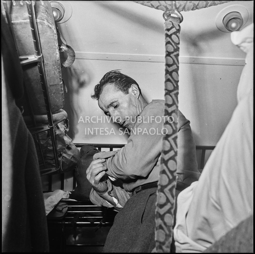 Un ex prigioniero italiano su un vagone letto di rientro dall'Unione Sovietica<br>196513