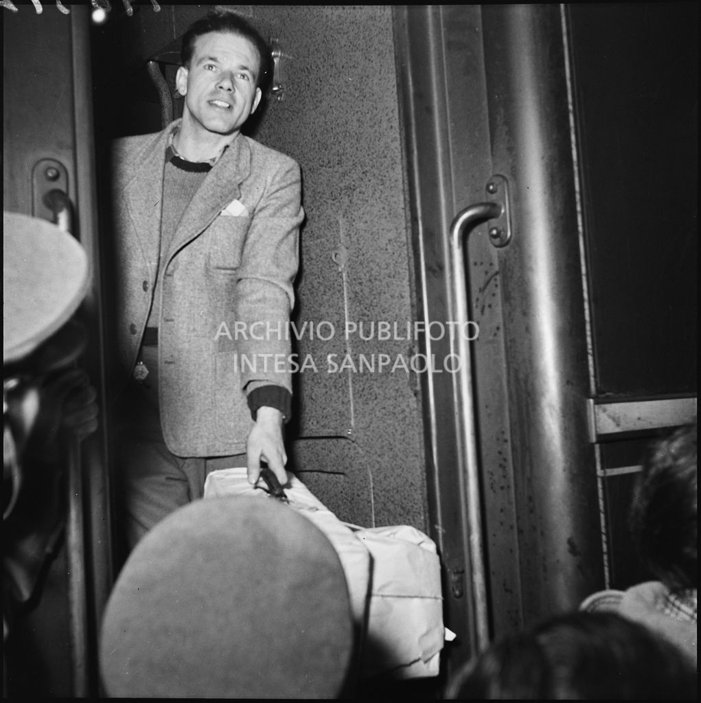 Un ex prigioniero italiano scende dal treno dopo il viaggio di ritorno dall'Unione Sovietica<br>196514