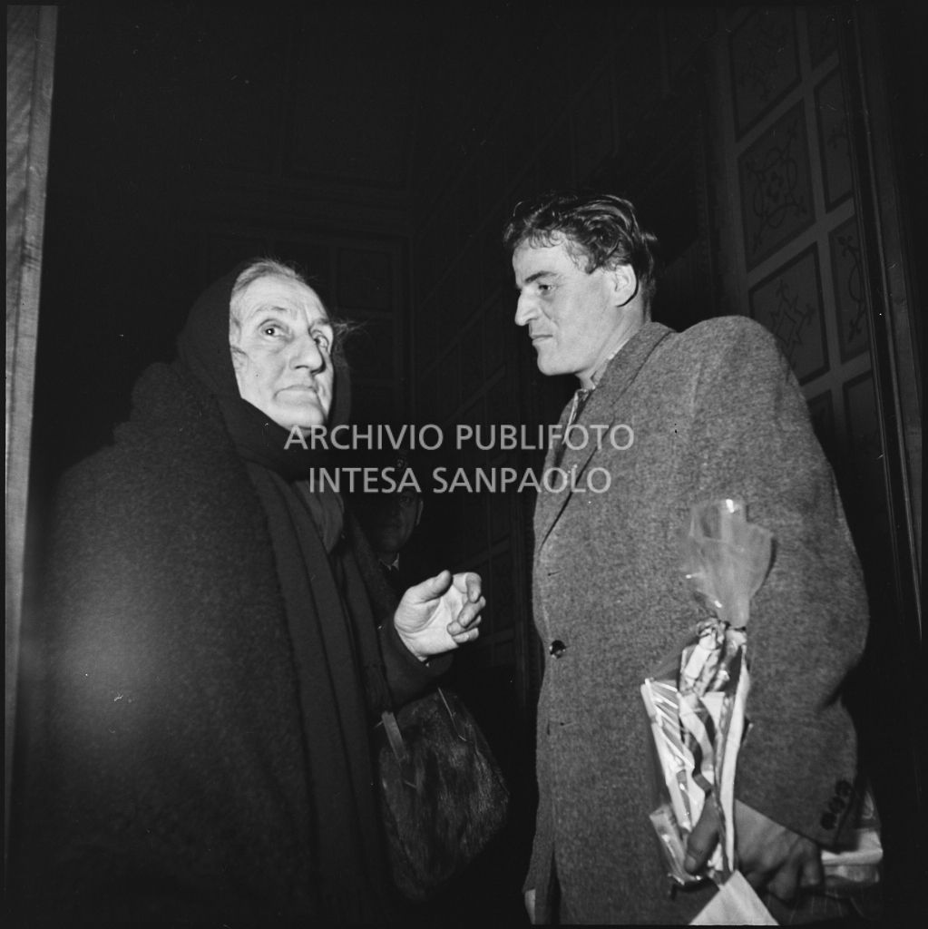 Un ex prigioniero italiano di rientro dall'Unione Sovietica in compagnia di una donna<br>196518