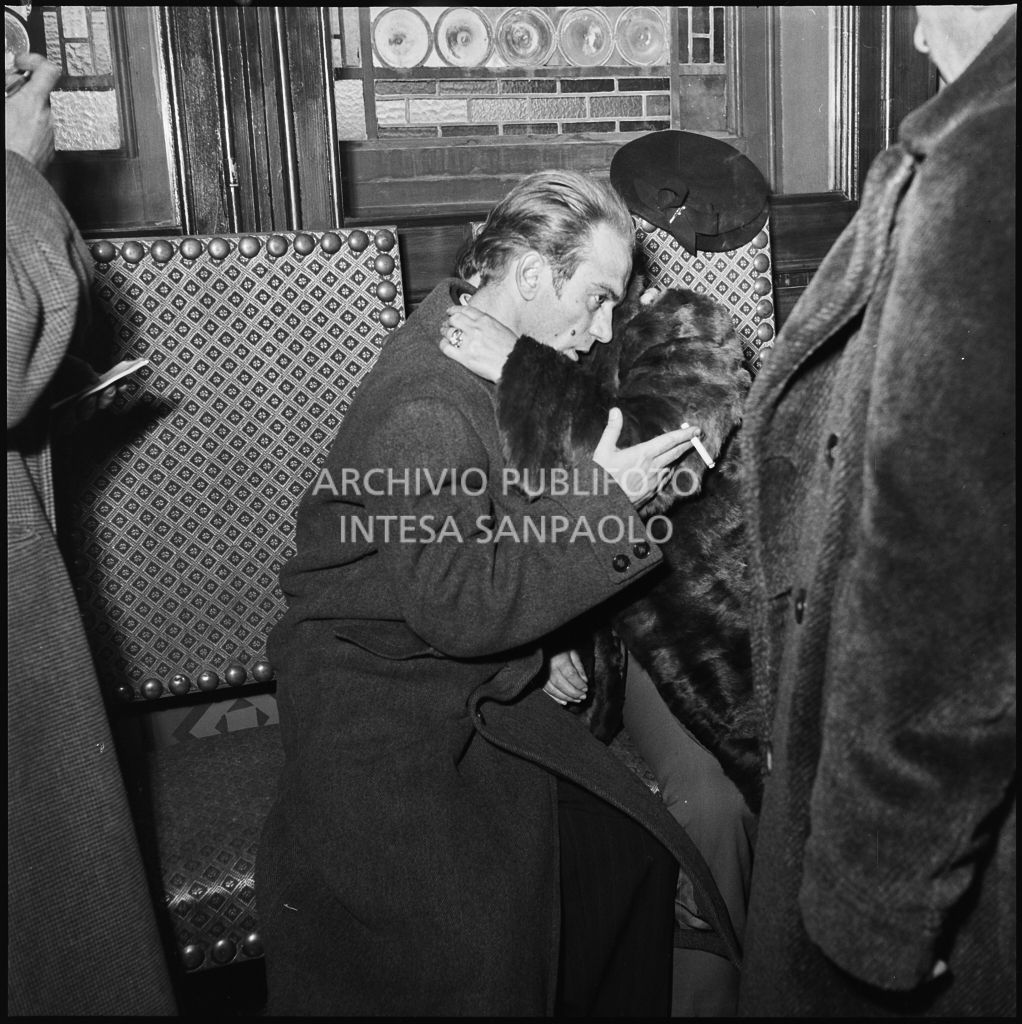 Una madre bacia il figlio Francesco Guglielmoni di rientro dalla prigionia in Unione Sovietica<br>196519