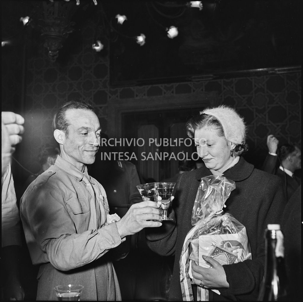 Brindisi tra un ex prigioniero italiano di ritorno dall'Unione sovietica ed una donna<br>196522