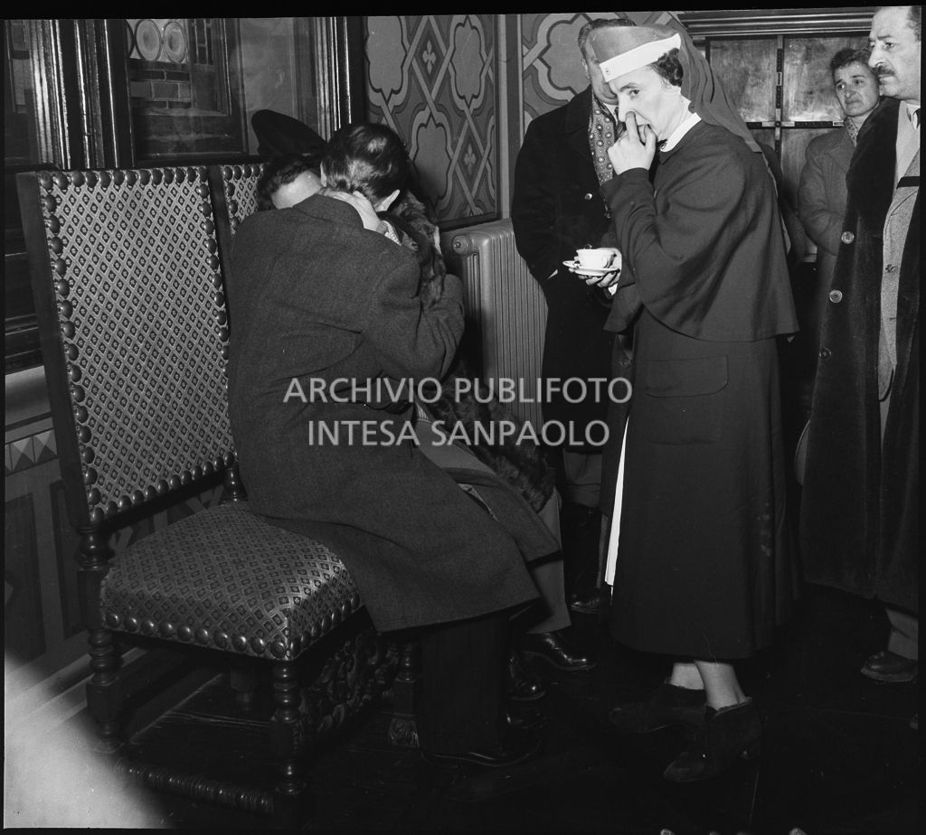 L'ex prigioniero Francesco Guglielmoni bacia la madre al rientro dall'Unione Sovietica<br>196523