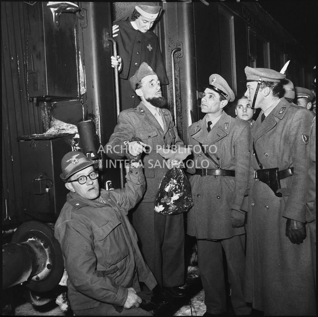 Padre Brevi scende dal treno dopo la prigionia in Unione Sovietica<br>196525
