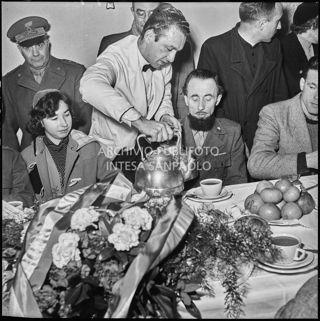 Padre Brevi con altri ex prigionieri italiani durante la prima colazione in Italia al rientro dall'Unione Sovietica<br>196526