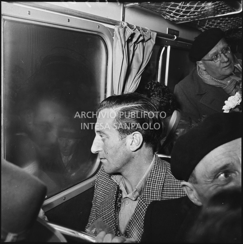 Ex prigioniero italiano su un autobus durante il rientro in patria dall'Unione Sovietica<br>196528