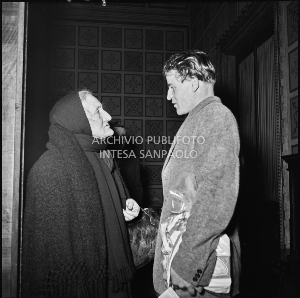 Un ex prigioniero italiano al rientro dall'Unione Sovietica in compagnia di una donna<br>196532