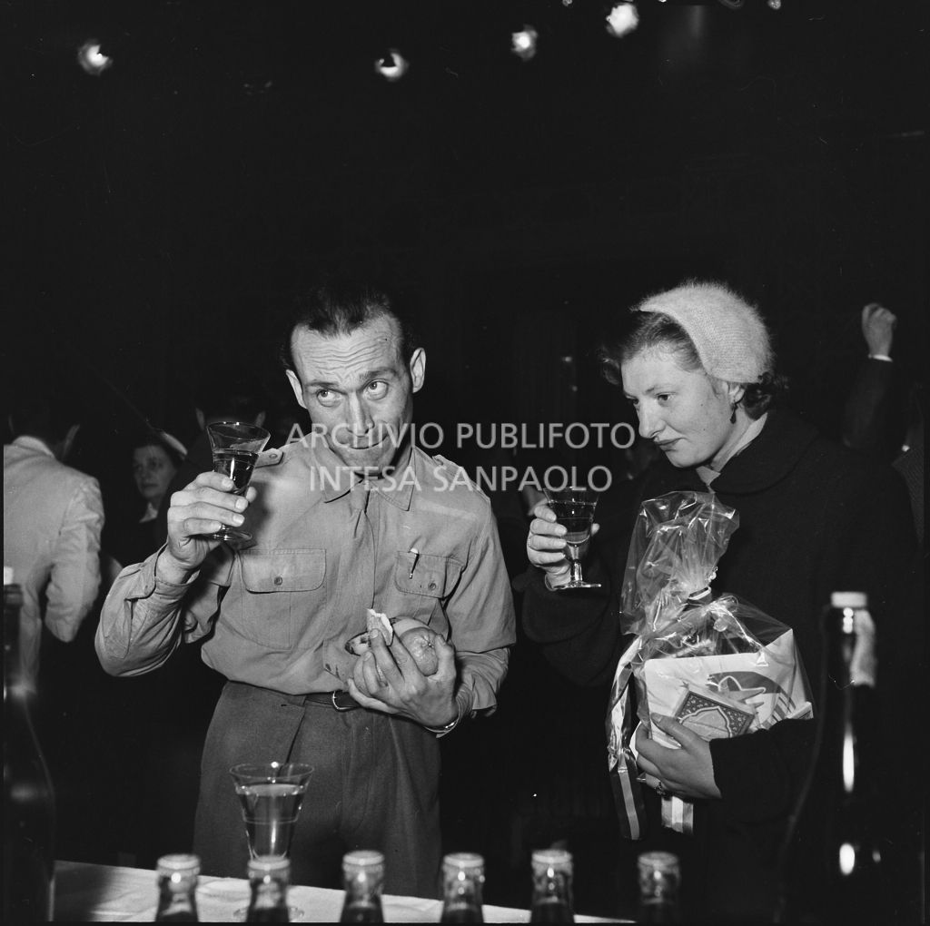 Brindisi tra un ex prigioniero italiano di ritorno dall'Unione sovietica ed una donna<br>196535