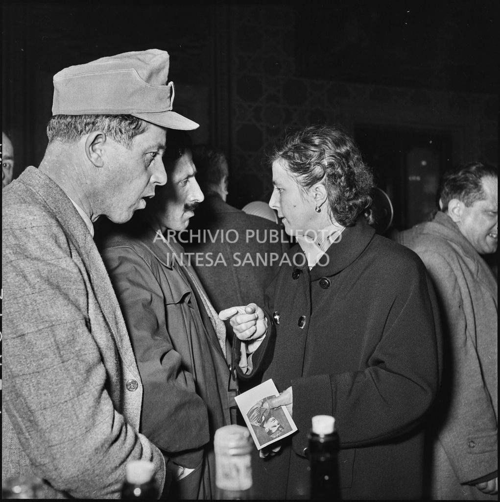 Due ex prigionieri italiani di rientro dall'Unione Sovietica discutono con una donna<br>196541