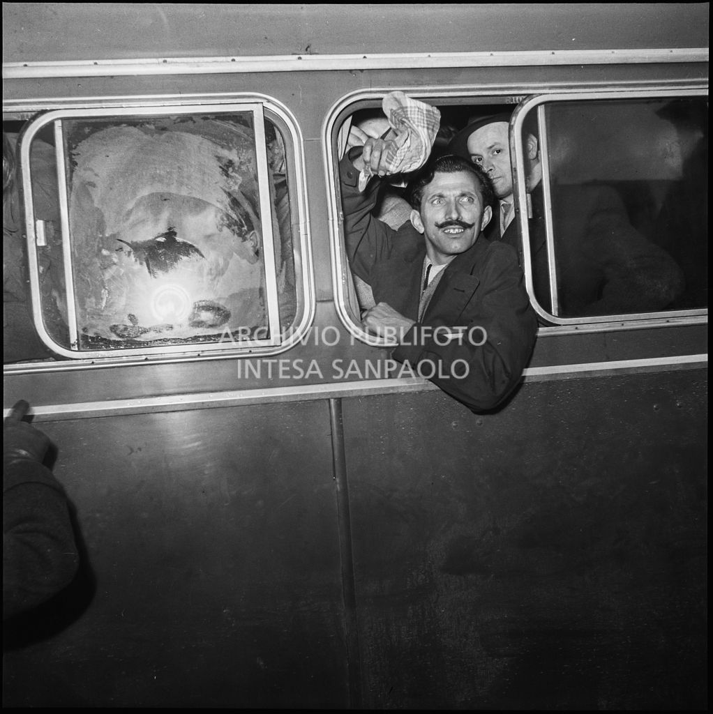 Un ex prigioniero italiano saluta dal finestrino di un autobus<br>196543
