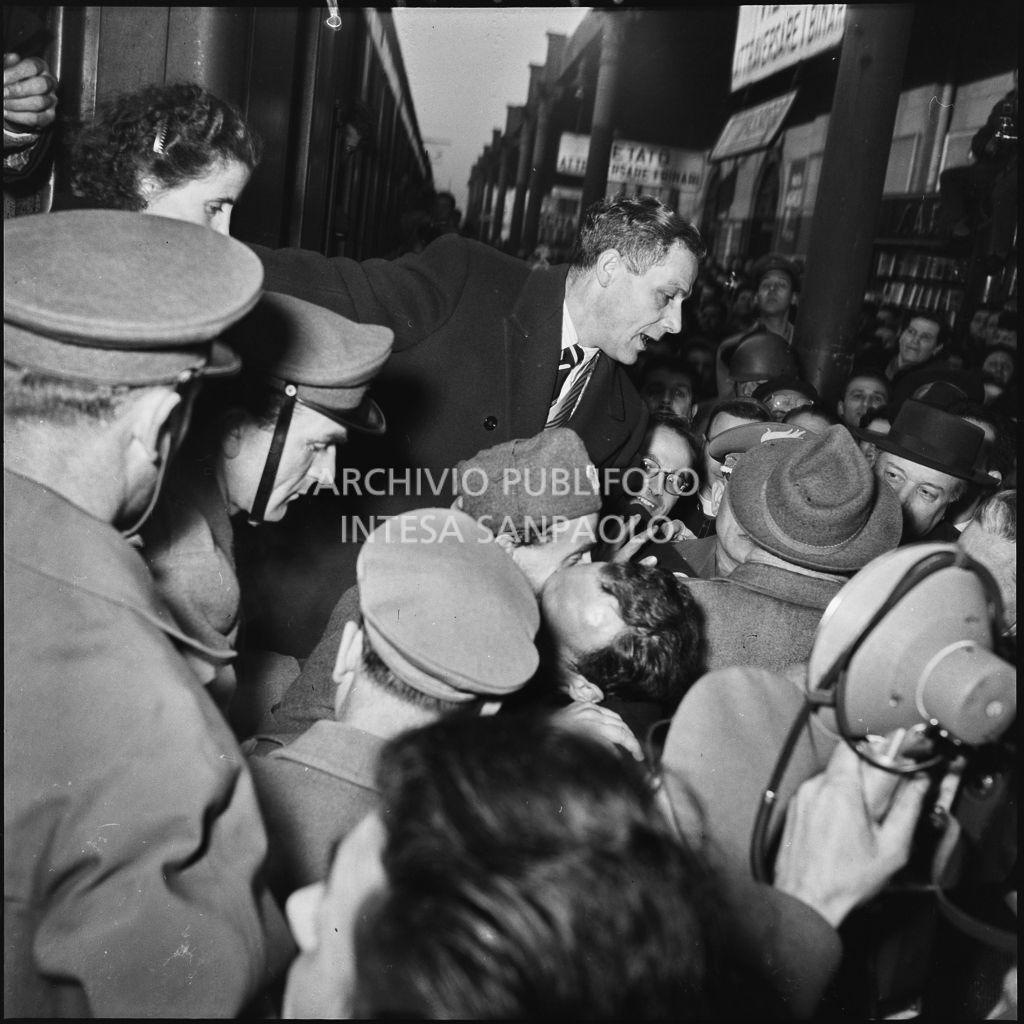 Accoglienza riservata a Padre Brevi sulla banchina della stazione ferroviaria, dopo la prigionia in Unione Sovietica<br>196544