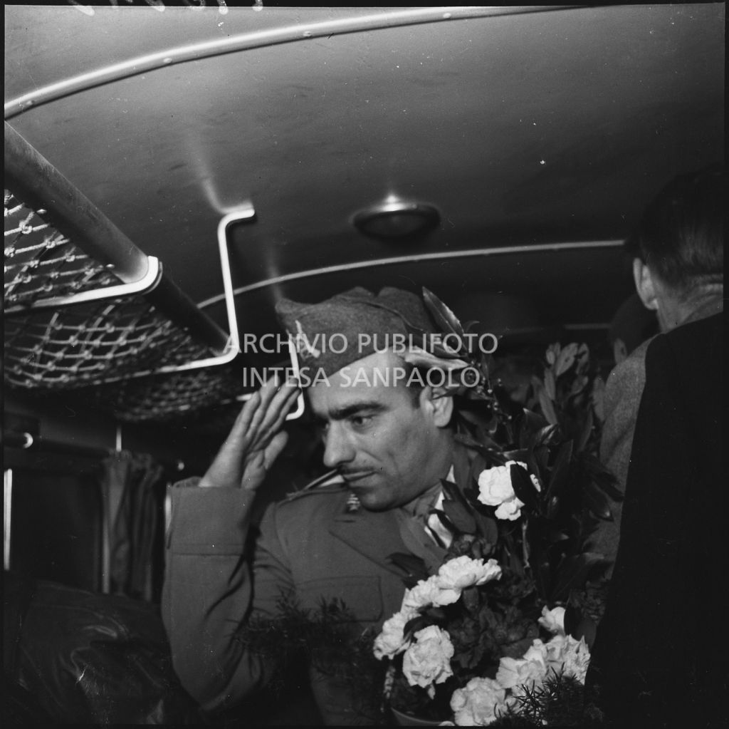 Un ex prigioniero italiano a bordo di un autobus<br>196545