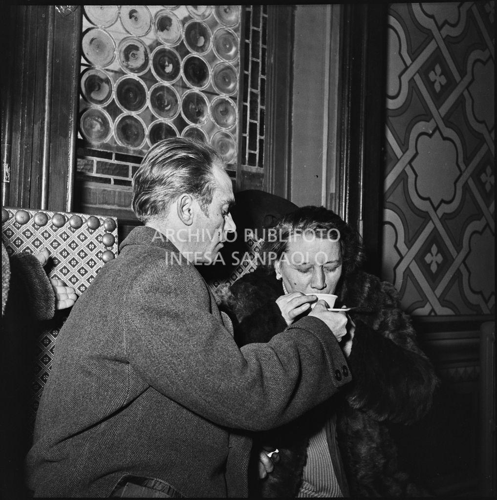 L'ex prigioniero Francesco Guglielmoni al rientro dall'Unione Sovietica offre una bevanda calda alla madre<br>196549