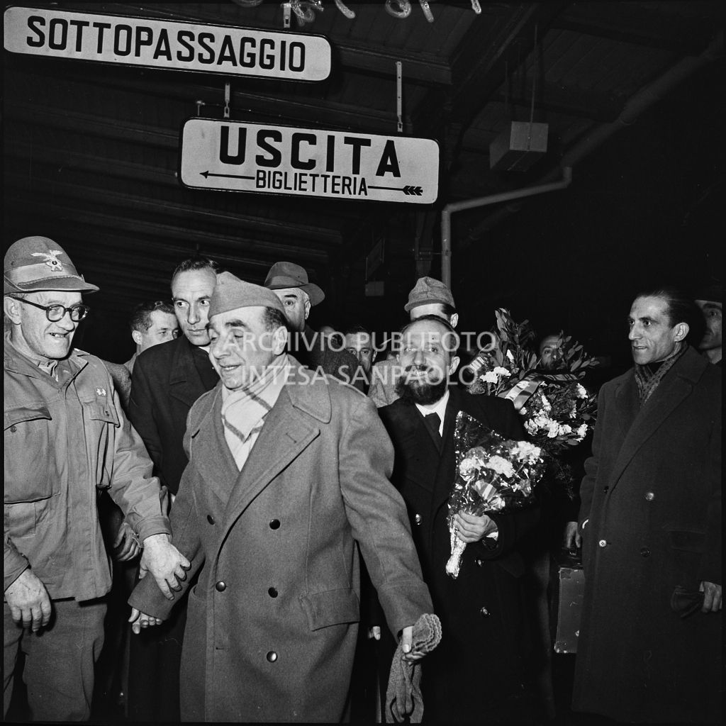 Accoglienza riservata agli ex prigionieri italiani all'arrivo in una stazione ferroviaria<br>196550