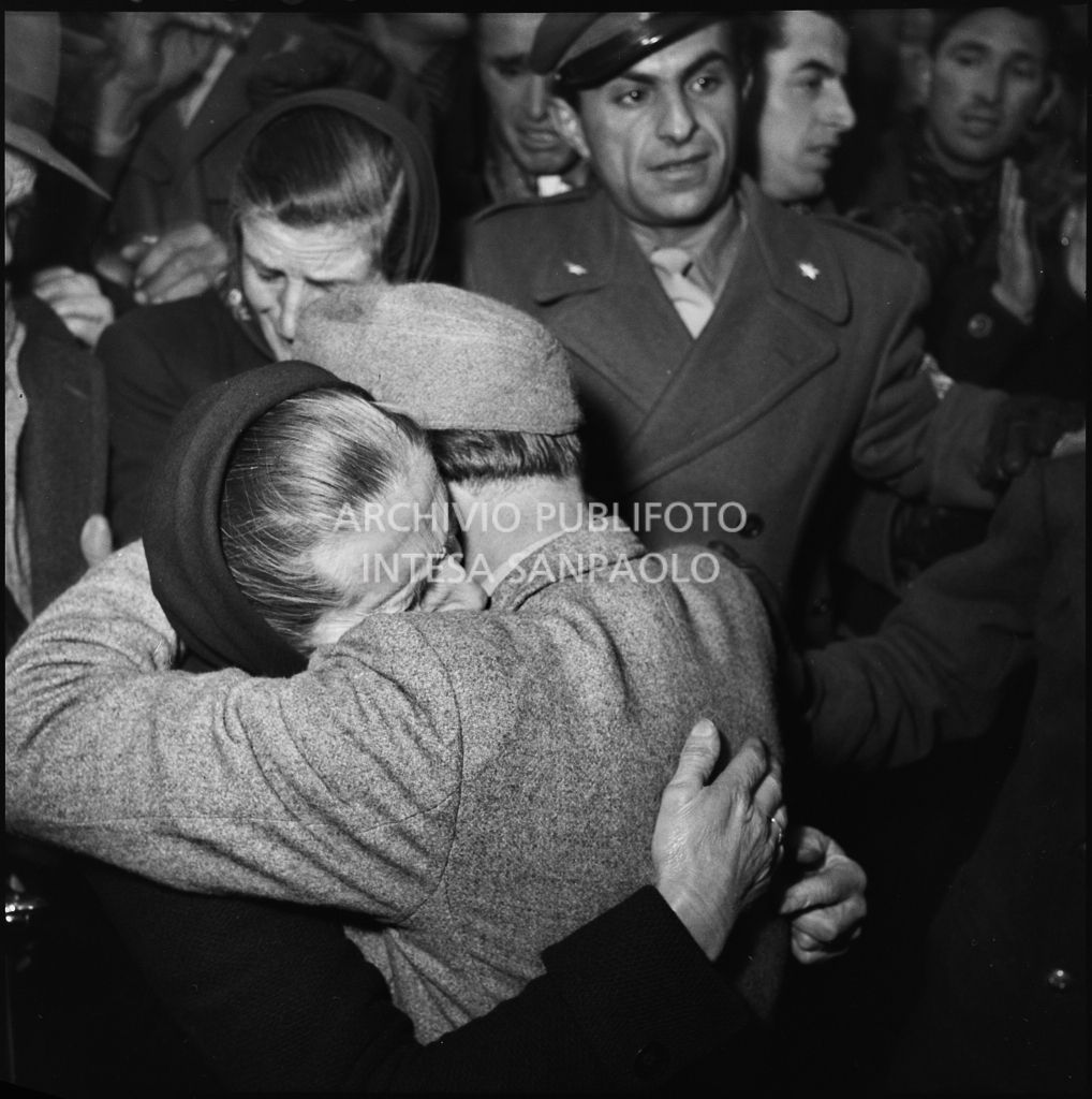Abbraccio tra un ex prigioniero italiano e una donna al rientro dall'Unione sovietica<br>196551