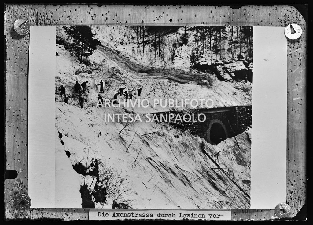 Uomini al lavoro per liberare un ponte sulla Axenstrasse da una valanga di neve<br>196579