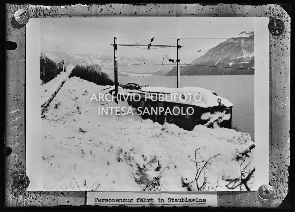Un treno passeggeri ricoperto da una valanga di neve<br>196582