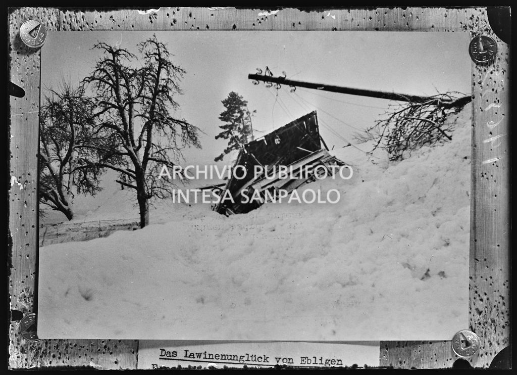Una casa ed un traliccio dell'alta tensione travolti da una valanga di neve a Ebligen<br>196583