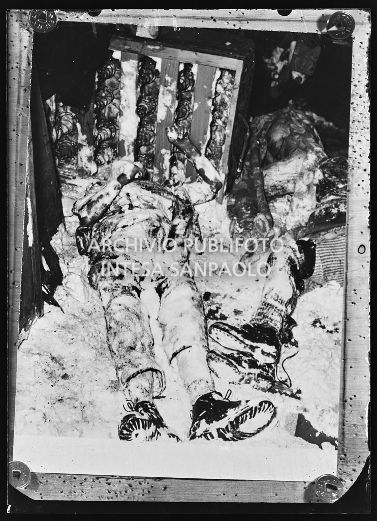 Copri di alcune vittime travolte nella propria abitazione da una valanga di neve<br>196584