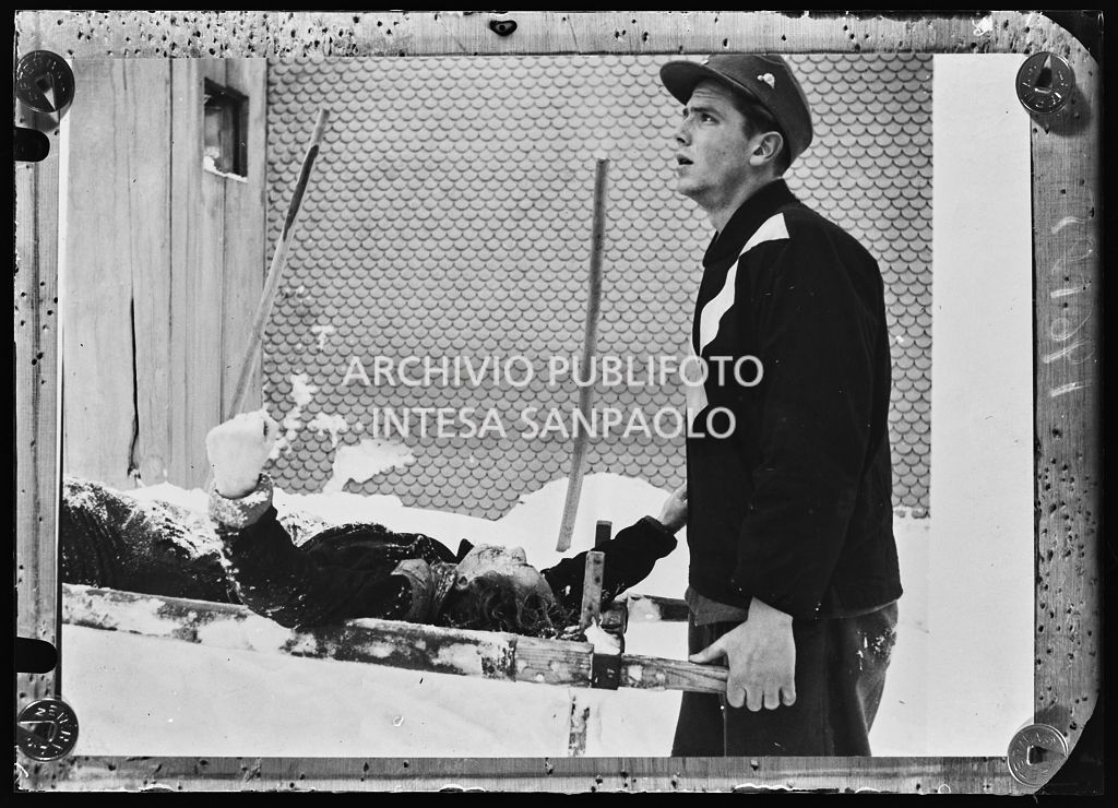 Una vittima della valanga di neve trasportata in barella<br>196585