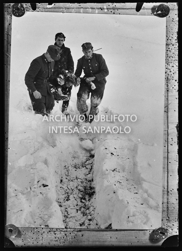 I soccorritori aiutano un superstite della valanga di neve<br>196586