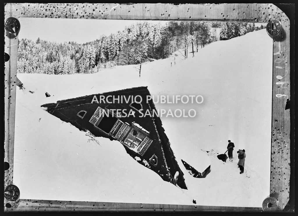 Abitazione travolta da una valanga di neve<br>196587