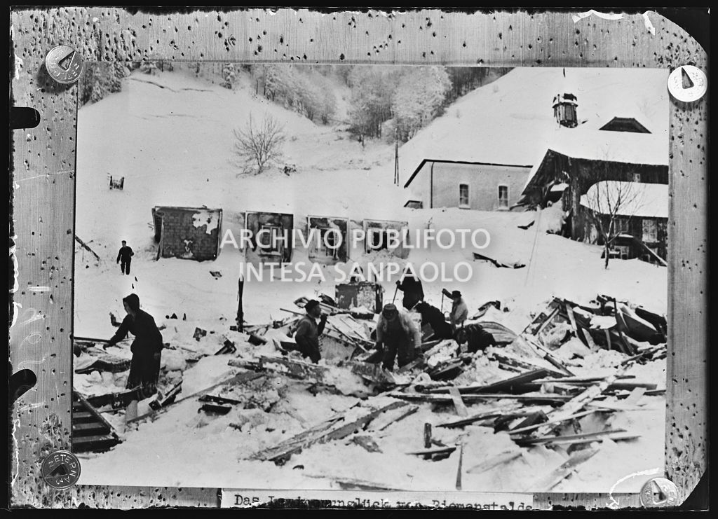 Uomini e donne rovistano tra le macerie dopo una valanga di neve a Riemenstalden<br>196587 bis