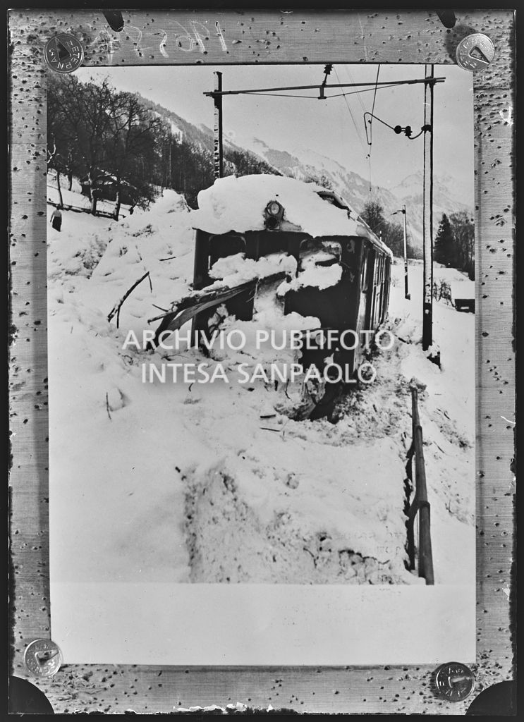 Un treno passeggeri ricoperto da una valanga di neve<br>196589